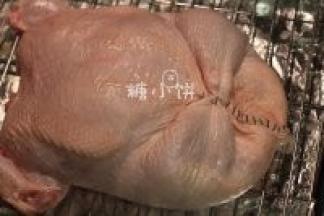 拆出来的整鸡清洗一下，沥水。把步骤1-9准备好的馅料填入鸡腹内。
因为我是两头通的所以要用线缝合一头，顺便也把鸡腿缝在了一起。
如果是完整的话就不要用针线缝合了，用牙签固定就可以。
不过拆线其实也很方便，做好以后皮酥肉烂根本不需要剪线，直接把线一拉就下来了。