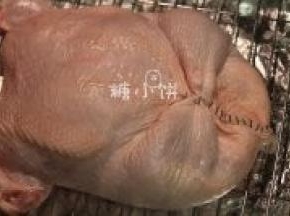 拆出来的整鸡清洗一下，沥水。把步骤1-9准备好的馅料填入鸡腹内。
因为我是两头通的所以要用线缝合一头，顺便也把鸡腿缝在了一起。
如果是完整的话就不要用针线缝合了，用牙签固定就可以。
不过拆线其实也很方便，做好以后皮酥肉烂根本不需要剪线，直接把线一拉就下来了。