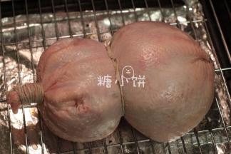 这张图是正面，是不带鸡胸肉的那一面朝上。但并不是必须这面朝上。
造型我试过好几种，不带鸡胸肉面向上鸡翅处难整好，带鸡胸肉面向上鸡腿处难整好。
不带鸡胸肉面向上皮薄，透过皮隐约都能看到馅料。带着厚厚鸡胸肉的那面向上的话不会。
综合来讲我已经定下来用现在这种整形方法，感觉最合我意也适合我这拆不出完整皮的原材料。