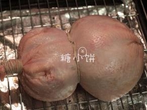 这张图是正面，是不带鸡胸肉的那一面朝上。但并不是必须这面朝上。
造型我试过好几种，不带鸡胸肉面向上鸡翅处难整好，带鸡胸肉面向上鸡腿处难整好。
不带鸡胸肉面向上皮薄，透过皮隐约都能看到馅料。带着厚厚鸡胸肉的那面向上的话不会。
综合来讲我已经定下来用现在这种整形方法，感觉最合我意也适合我这拆不出完整皮的原材料。