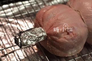 因为没有头和脖子所以没有现成的葫芦柄，我就用线强行绑了一个出来╮(╯▽╰)╭
用锡纸包好葫芦柄，因为长时间烘烤的话这部分容易烤糊，包上锡纸就不会了