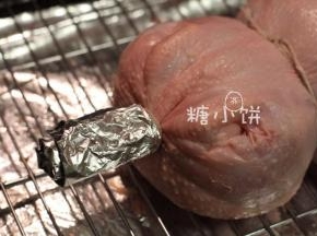 因为没有头和脖子所以没有现成的葫芦柄，我就用线强行绑了一个出来╮(╯▽╰)╭
用锡纸包好葫芦柄，因为长时间烘烤的话这部分容易烤糊，包上锡纸就不会了
