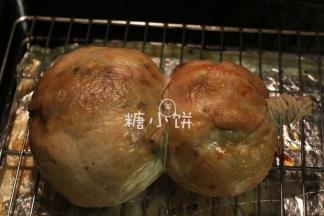 烤箱200度烤至表面上色备用。
可以看出表皮透出馅料的颜色了，那些一点一点的是花生香菇豌豆那些