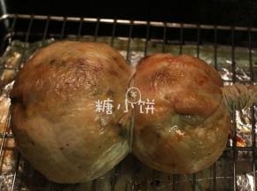 烤箱200度烤至表面上色备用。
可以看出表皮透出馅料的颜色了，那些一点一点的是花生香菇豌豆那些