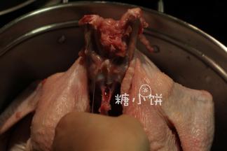 再顺着中间的胸腔骨把鸡胸肉都沿着骨头拆出来。
鸡胸肉左右各有一根小细骨头的，不过也很容易摸到，用手剥离出来就好