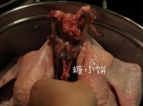 再顺着中间的胸腔骨把鸡胸肉都沿着骨头拆出来。
鸡胸肉左右各有一根小细骨头的，不过也很容易摸到，用手剥离出来就好