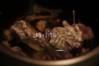 在整葫芦和烘烤的同时可以用之前拆出来的鸡骨熬个高汤。
拆出来的鸡骨和切下来的鸡翅尖焯水后洗净血沫和杂质。
加姜3片，加入步骤3留用的泡香菇的水，再加清水至几乎没过所有材料。
我是直接用了高压锅压的，也可以用普通锅子大火煮开后转小火，加盖慢慢炖。