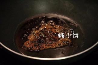 中大火加热至所有糖都融化，出现浅浅的焦糖色，颜色不要深，容易糊。
我炒糖色的时候会偶尔用锅铲推一下糖让它受热均匀。不是完全不动，也不是一直在搅拌