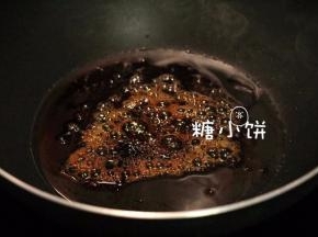 中大火加热至所有糖都融化，出现浅浅的焦糖色，颜色不要深，容易糊。
我炒糖色的时候会偶尔用锅铲推一下糖让它受热均匀。不是完全不动，也不是一直在搅拌