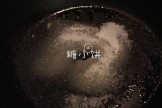 [炒糖色] 白砂糖50G放入炒锅中，加入炒菜用的植物油。
油量几乎刚好能湿润所有糖就可以了，多一点少一点关系不大