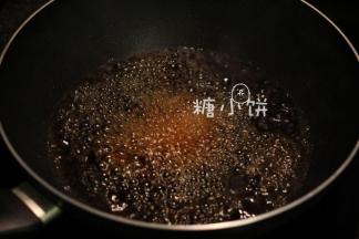 出现浅焦糖色后立即倒入大量的烫开水（开水提前烧好，要烫！不能温的更不能凉的）
此步骤小心蒸汽和溅出来的糖浆，【一次性倒入大量烫开水】的话糖浆不会爆得很厉害的