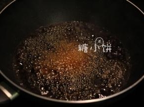 出现浅焦糖色后立即倒入大量的烫开水（开水提前烧好，要烫！不能温的更不能凉的）
此步骤小心蒸汽和溅出来的糖浆，【一次性倒入大量烫开水】的话糖浆不会爆得很厉害的