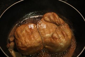 大火煮开后转小火保持微沸，加盖慢慢炖煮1-2个小时。
期间我小心地翻了两三次面让它上色和受热更均匀