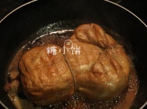大火煮开后转小火保持微沸，加盖慢慢炖煮1-2个小时。
期间我小心地翻了两三次面让它上色和受热更均匀