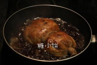 搅匀后即成糖色水，把整鸡放进糖色水中，加生抽20G、盐2-3茶匙、香醋几滴。
再倒入步骤22做的高汤至没过整鸡一大半，我用的炒锅浅没办法加很多水，有足够大锅的加水没过也行。
如有需要的话可以适当放一些自己喜欢的香料，比如桂皮八角什么的。我觉得不用放已经很好了。