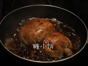 搅匀后即成糖色水，把整鸡放进糖色水中，加生抽20G、盐2-3茶匙、香醋几滴。
再倒入步骤22做的高汤至没过整鸡一大半，我用的炒锅浅没办法加很多水，有足够大锅的加水没过也行。
如有需要的话可以适当放一些自己喜欢的香料，比如桂皮八角什么的。我觉得不用放已经很好了。