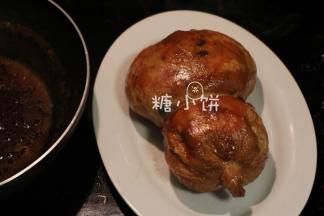 煮好以后小心地用锅铲端出来装入盘中，拆线