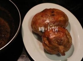 煮好以后小心地用锅铲端出来装入盘中，拆线