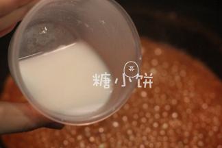 剩余的汤汁大火煮开让水分蒸发。
煮至汤汁很浓稠以后倒入淀粉水（我用了大约1汤匙淀粉+50ML的水搅匀）勾芡