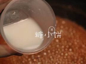 剩余的汤汁大火煮开让水分蒸发。
煮至汤汁很浓稠以后倒入淀粉水（我用了大约1汤匙淀粉+50ML的水搅匀）勾芡