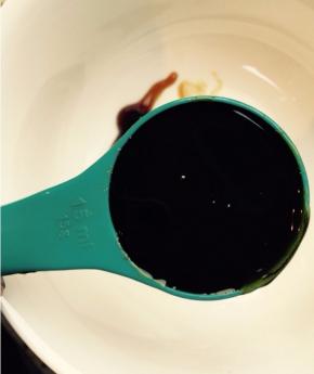 
说一下用的勺子，用的是15毫升的勺子，生抽老抽料酒耗油红糖混合，放几勺热水，搅匀至红糖化了