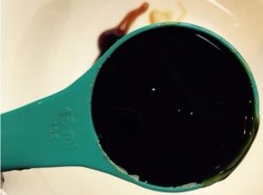 
说一下用的勺子，用的是15毫升的勺子，生抽老抽料酒耗油红糖混合，放几勺热水，搅匀至红糖化了