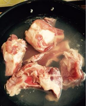 大骨头洗干净，冷水下锅，慢慢加热用水焯一下，洗干净