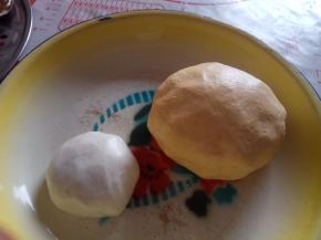 白色面团直接加水加少许白糖和成面团