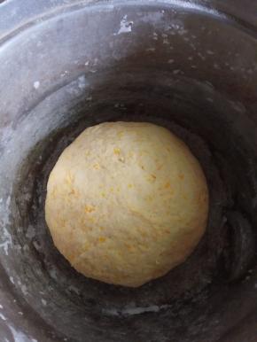 南瓜蒸熟，搅成泥。加少许白糖和成面团