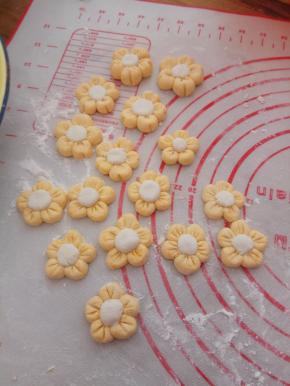 用牙签画出花瓣型