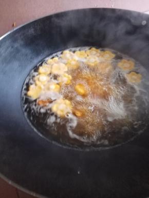 锅里烧开水，先下红糖煮开，再下汤圆，煮到浮在上面即可