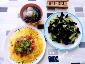 玉米面条装盘，伴上番茄瘦肉酱，撒上葱花香菜即可。