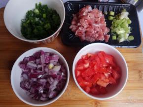 瘦肉，番茄，洋葱，葱洗净，切粒