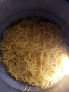 玉米下锅煮至熟，捞起沥干水