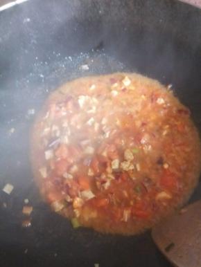 再加少许水，煮至差不多收汁