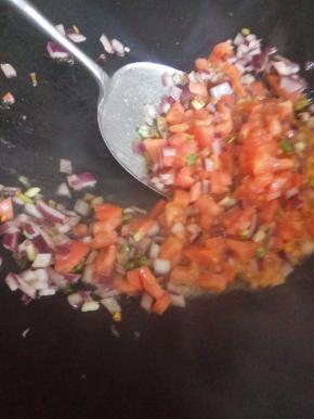 再加入番茄，瘦肉翻炒