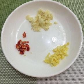 姜、蒜和辣椒切成小粒