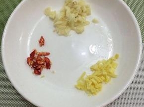 姜、蒜和辣椒切成小粒