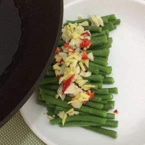 烧热的油直接倒在长豆角上面即可