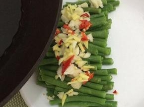 烧热的油直接倒在长豆角上面即可