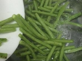 汤锅里加入适量的水、盐和油烧开，然后将长豆角放入焯水十分钟左右