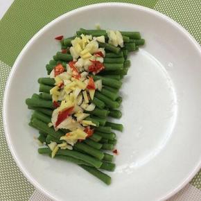 放入盘中，将姜、蒜和辣椒放在长豆角上面