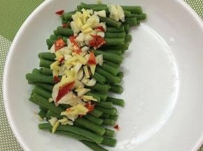 放入盘中，将姜、蒜和辣椒放在长豆角上面