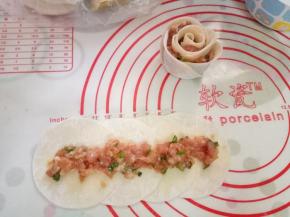 四张饺子皮重叠，将肉馅放中间