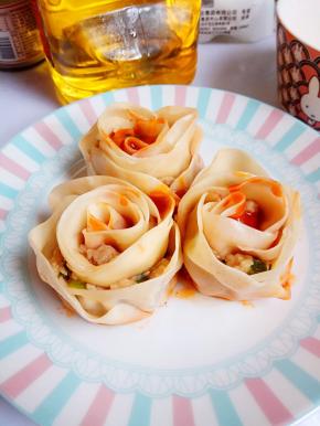 把番茄汁淋在饺子花瓣上更入味