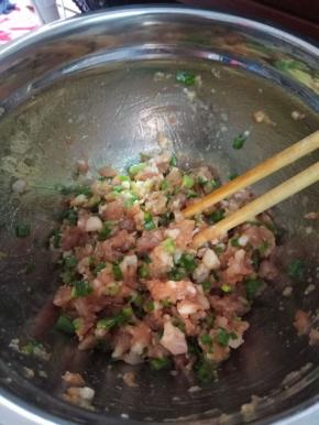 猪肉剁成泥，加盐，少许白糖，麻油，葱花，搅拌上劲