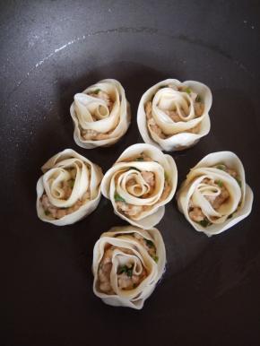 锅内放少许油，下蒸好的饺子稍微煎一下底部