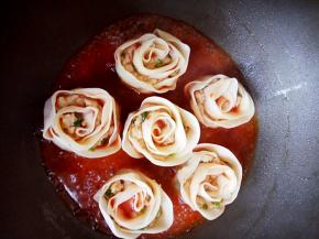 番茄酱加水加白糖调成酱汁，倒入锅中，盖上锅盖，焖至差不多收汁即可。