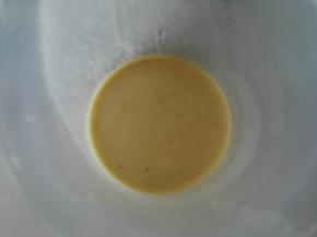 2、将鸡蛋、章鱼烧粉和水搅拌均匀成糊状。