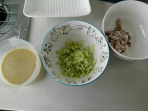 3、章鱼粒、包菜碎、面糊都准备好。